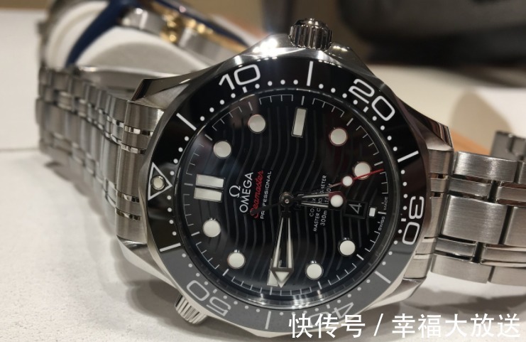 潜航者 欧米茄海马和劳力士潜航者,哪款更适合玩水的时候佩戴!