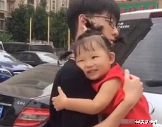 哥哥|兄妹相差18岁，妹妹看见哥哥就抱着离不开，画面太暖心了