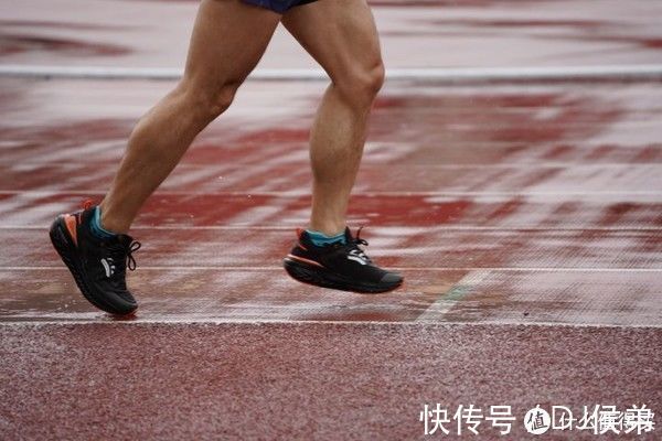 下雨天 361度爆沫雨屏不到两百元的防水好鞋 爆米花中底又软又弹