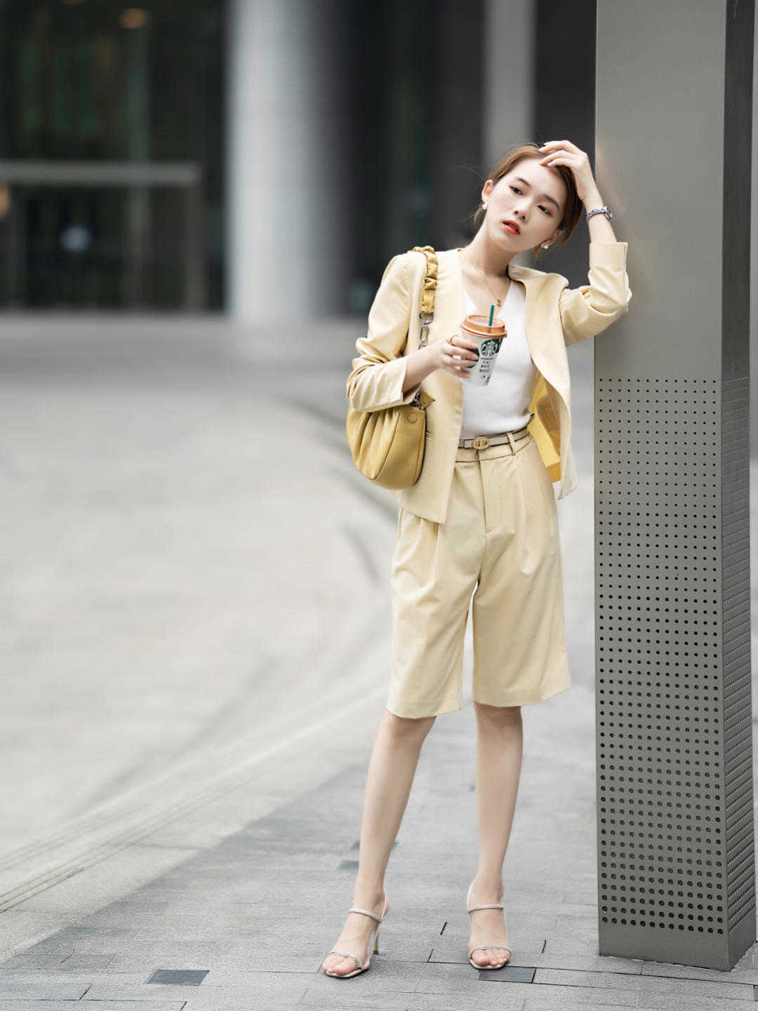 搭配|秋天的穿搭指南,衬衫搭配白色牛仔裤温柔清爽又好看,舒适大方