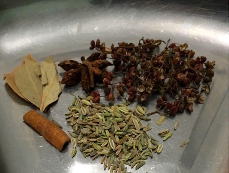 五香花生米不用锅炒，用这个方法做出来的花生米，下酒菜杠杠的