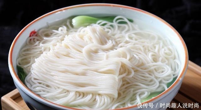  煮面条，开水下锅是错的！白案师傅做好3步，啥面条都爽滑筋道
