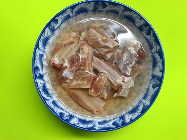 排骨不煮不炖不炸,教你秘制做法,嫩滑多汁入味,好吃不上火