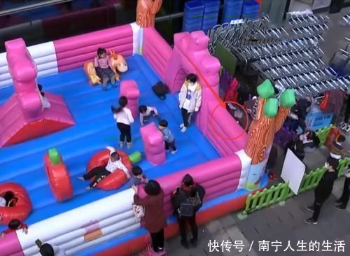 负责人|从充气城堡摔下来,家长质疑安全隐患,管理员:你在玩手机