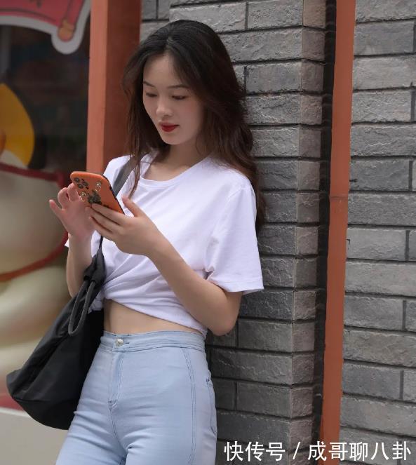 青春|高贵典雅的牛仔裤增添青春之美，秀出身材，充满活力
