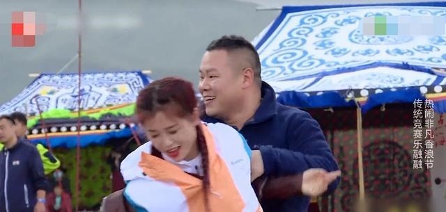  岳云鹏|帮岳云鹏帮虞书欣翻跟头，看看她的手的动作，难怪她害羞