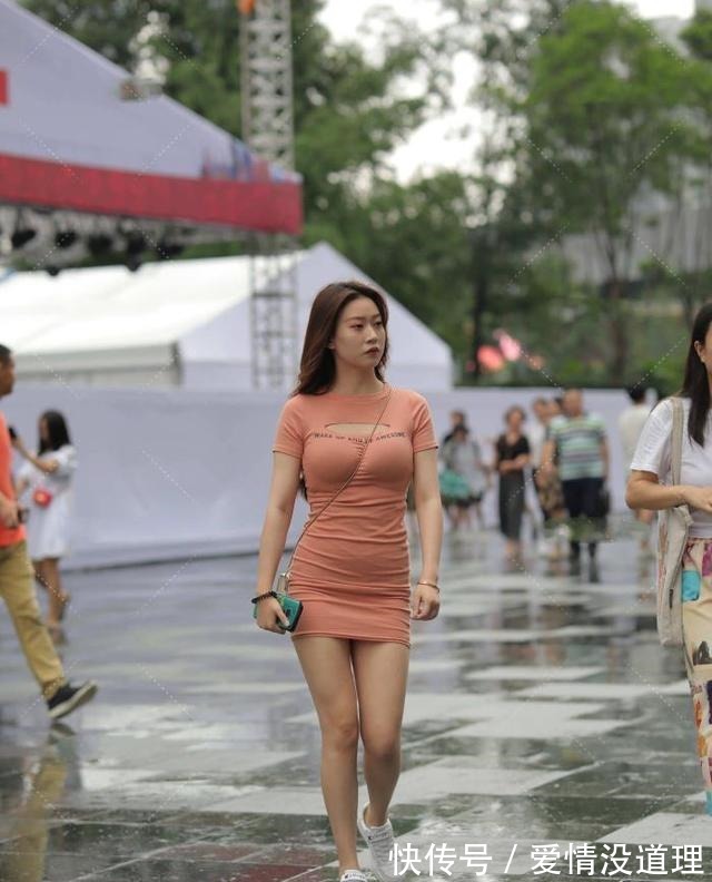 灵韵 当运动风遇上连衣裙,一改温柔气质尽显帅气风格!