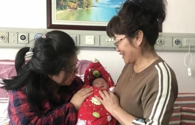 姥姥|“踩生”不是迷信,孩子出产房后,第一个抱他的人确实很重要