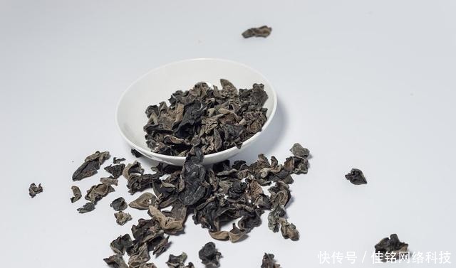 炒木耳,“噼啪”声太吓人!大厨教你技巧,不炸不溅油,轻松解决