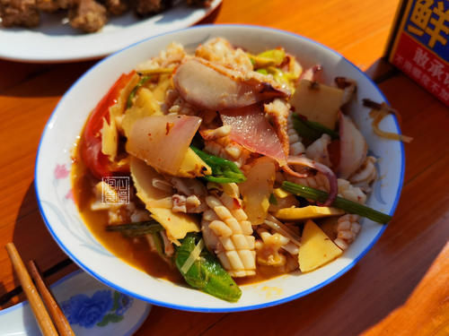 賓客們|參加農(nóng)村二舅60歲壽宴,隨了500元祝壽,18道菜剩大半:不敢恭維