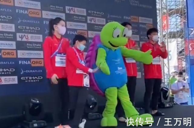 阿布扎比|全红婵太小只!首次登台亮相,差点被吉祥物撞翻,大妈自拍太抢镜
