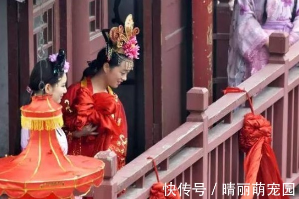 刘月娥$才女出上联“一杆银枪挡雄兵百万”,书生智对下联,却羞红了才女