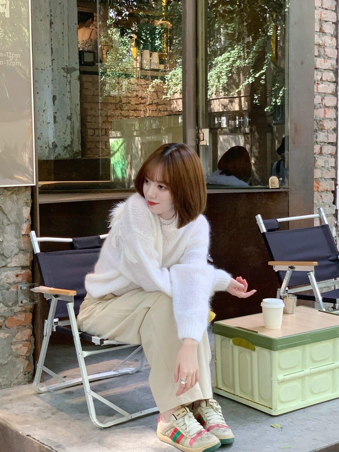 穿搭 秋冬,一件条纹衬衫让你美出新高度,搭配白色直筒裤,高级又洋气