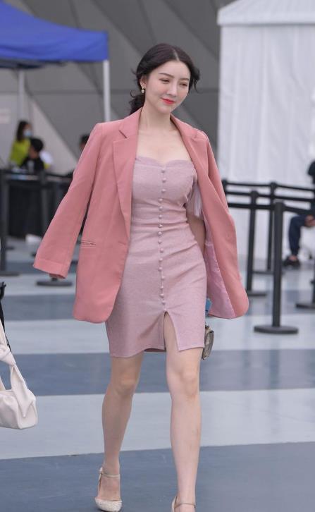 职业|职业女性穿连衣裙,搭配西装外套,美观大方又不失女性风韵