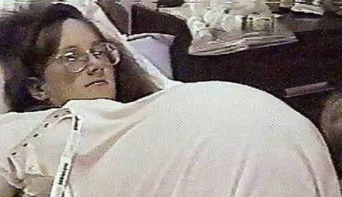 麦考伊|首例7胞胎每日喝42瓶奶粉、用52片尿布,如今长大了个个出众