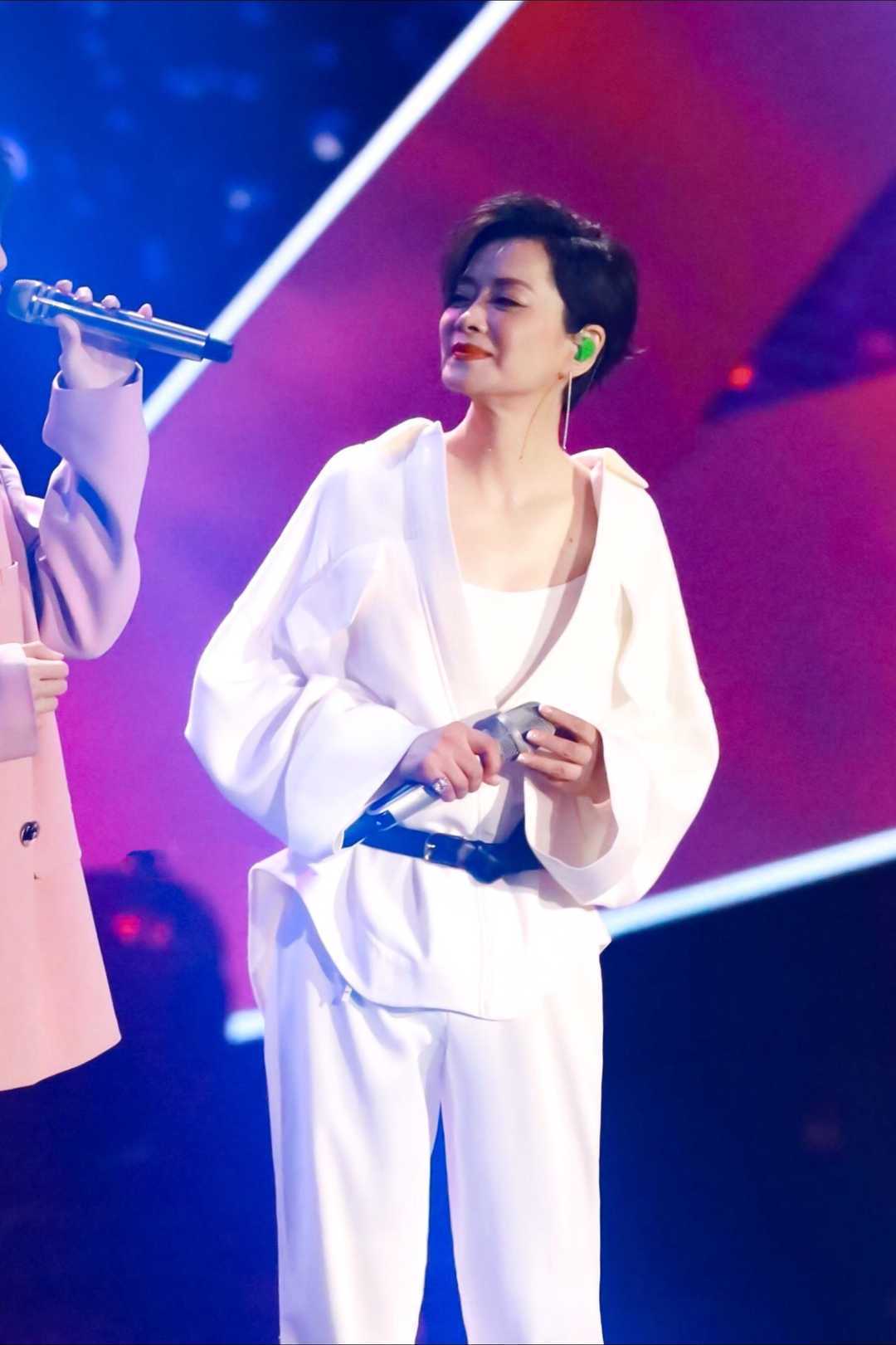 白色连衣裙|毛阿敏又美回来了,一身白色穿搭配短发很高级,身材高挑气场足