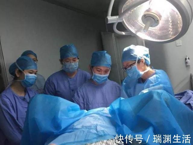 医生|孕妇顺产时,顺便解决了“内需”,医生不仅没责怪还夸她做的对!