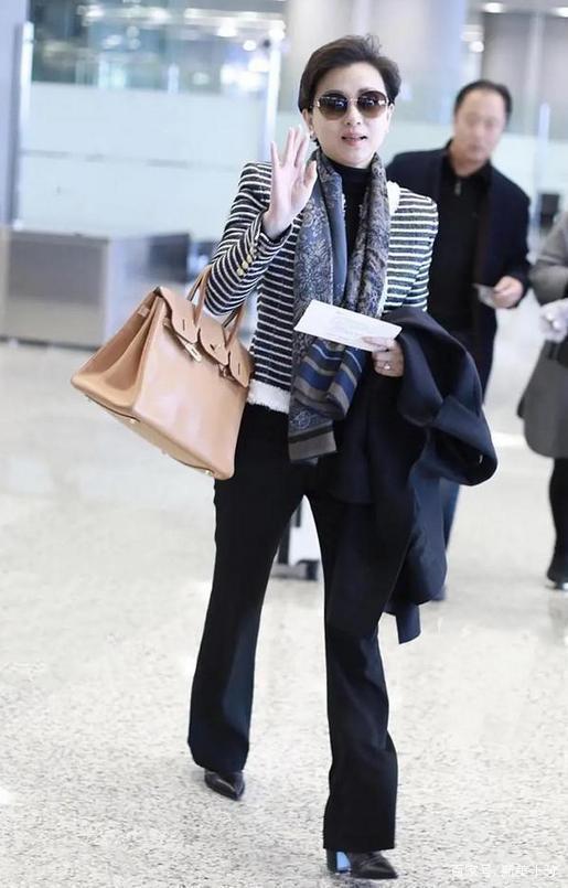 52岁杨澜真会穿，一身黑白配看似简单却暗藏玄机，难怪你穿不好看