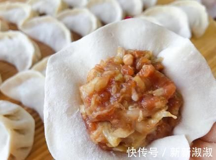 大厨|调白菜馅，用盐杀水是大错！大厨教你一招，白菜馅鲜嫩多汁超好吃