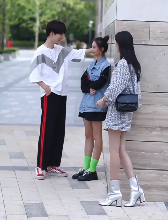 皮肤 腿长不够袜子来凑,她皮肤黑还穿荧光绿,闺蜜没穿袜子反而赢了!