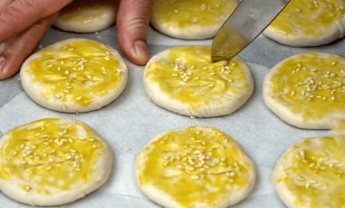 天冷,多吃此面食,不揉面不醒面,简单一烤,外酥里糯,真好吃