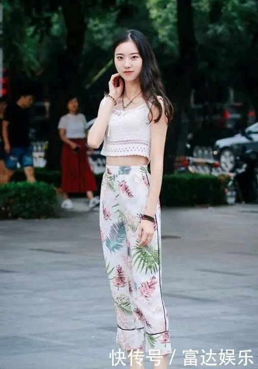 时尚街拍街上的时尚漂亮的小姐姐,牛仔裤一样可以很美!