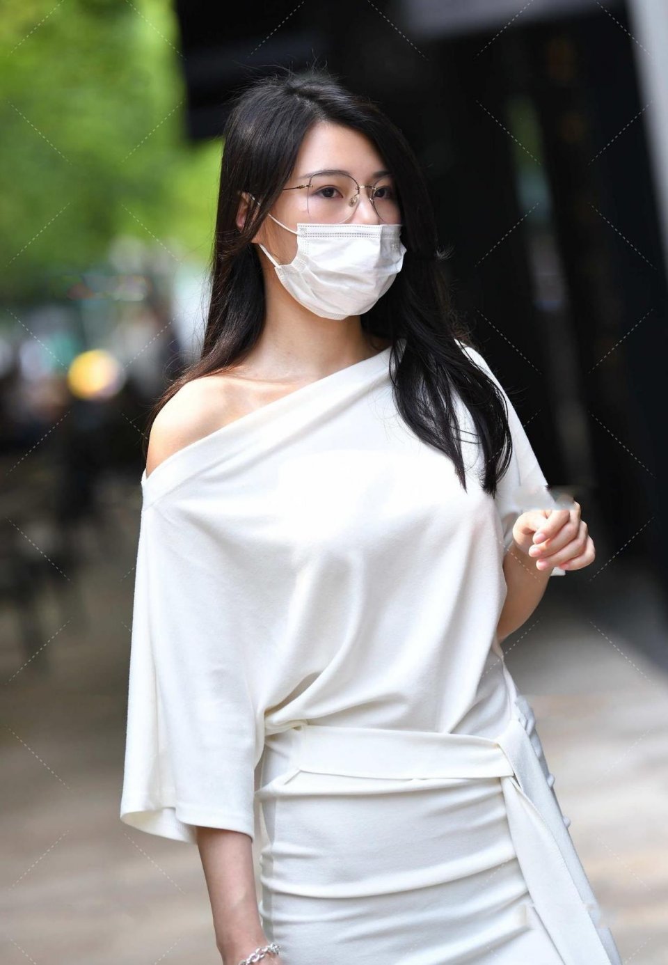 高跟鞋|30岁辣妈逛街, 裙子都要撑破了, 网友: 这身材你能hold住么?