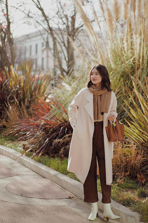 拒绝黑色！早春流行穿这几个颜色的大衣，清新又亮眼，关键很显白