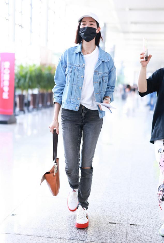 洞裤|健身达人张钧甯真会穿,牛仔外套配破洞裤休闲随性,身材真是绝了