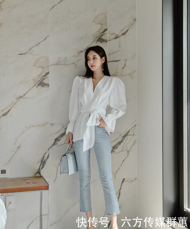 孙允珠|孙允珠时尚穿搭白纯色上衣,显得貌美肤白
