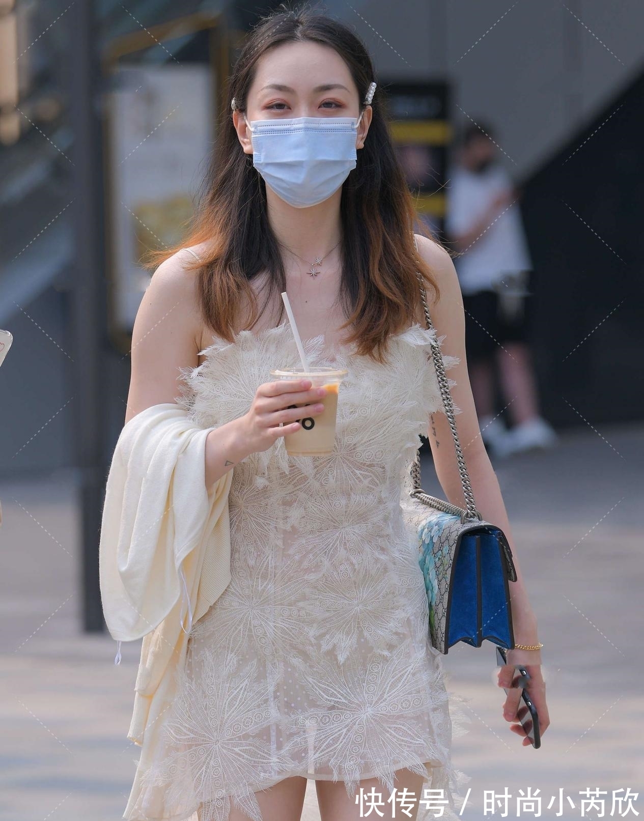 裙子 白色羽毛裙，修身立体的剪裁，更显大气，羽毛装饰，仙气十足