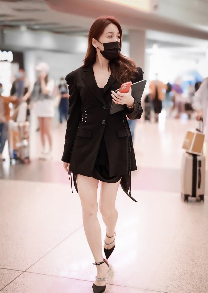 版型|刘浩存为了美真舍得破费,凹下衣失踪博眼球,还背1万9LV包撑场面