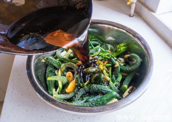 腌黄瓜|腌黄瓜不能直接撒盐，记住个细节，黄瓜更脆更入味，2个月都不坏