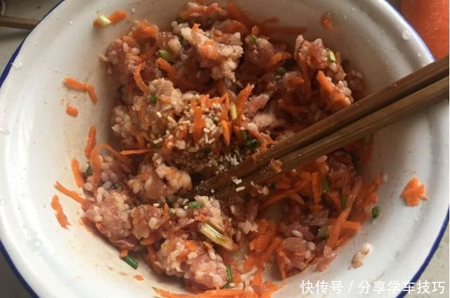 蒸出来的早餐主食,豆皮包糯米,一搅一卷蒸一蒸,出锅就上桌!
