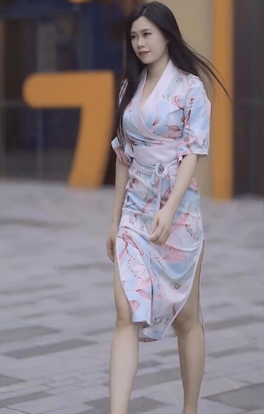 美女|美女街拍:显优雅气质的裙装,一直是女性的最爱,美女穿出了曼妙身姿