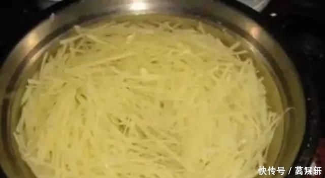 炒土豆丝时不要直接焯水,多做“这一步”土豆丝又亮又脆还入味