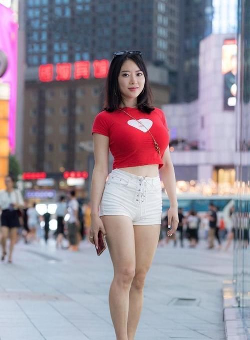 超短裤|丰腴美女穿白色超短裤，展现凹凸有致曲线，轻熟韵味迷人