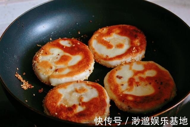 芝麻酱|酥到掉渣的烧饼，平底锅就能做，每次一斤面，咸香酥脆，出锅必光