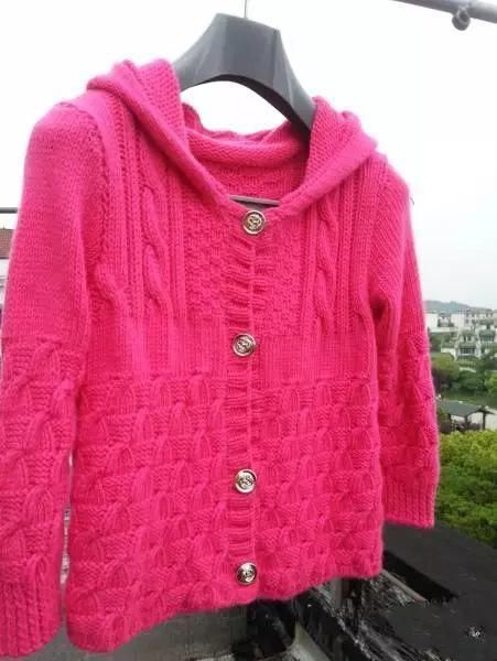 热情活泼的女童带帽子开襟外套编织,附教程图解