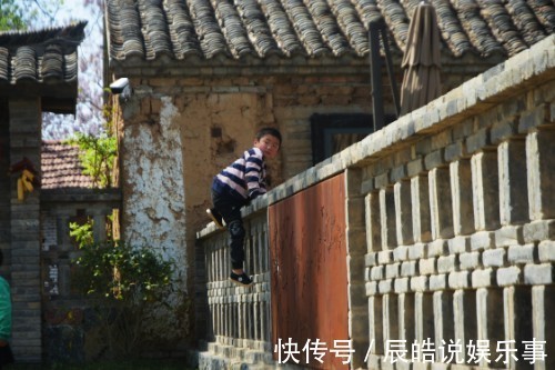 农民在自家院子里栽芍药,因为邻居的善意提醒,产生了心理障碍