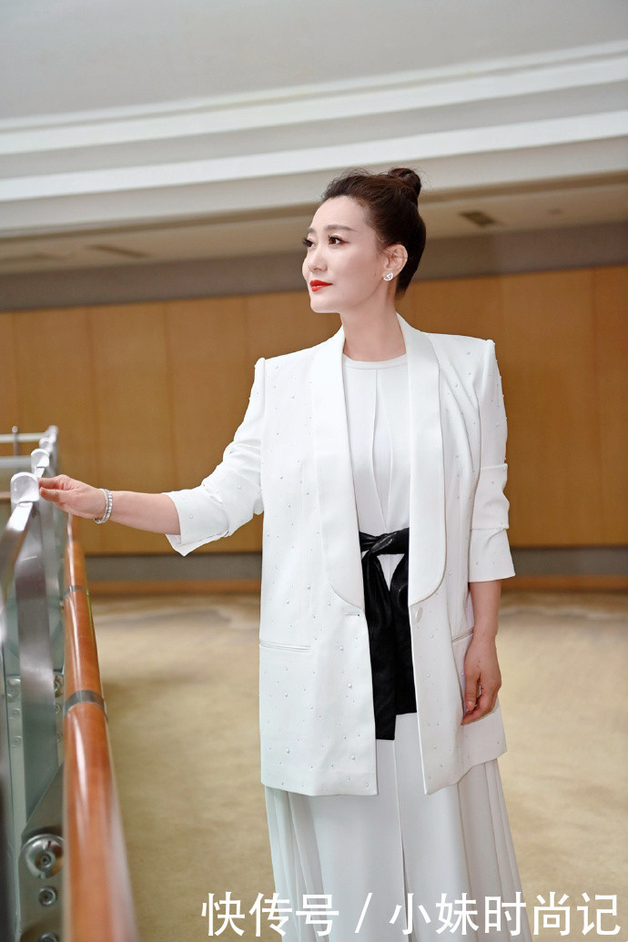 穿搭|43岁谭晶扎“丸子头”真减龄,穿搭知性优雅有气质,阿姨辈值得学