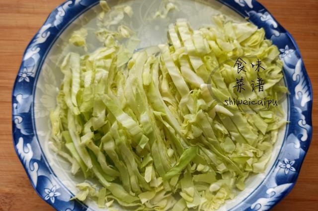 包菜炒粉条,很多人第一步就错了,大厨教你一招,营养下饭不起坨
