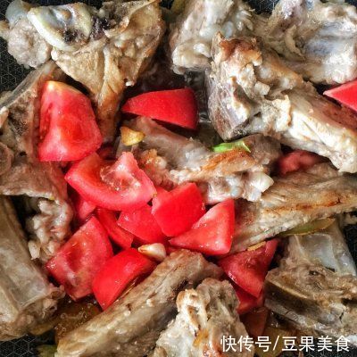 滋阴|超级解馋的??番茄玉米～莲藕排骨汤