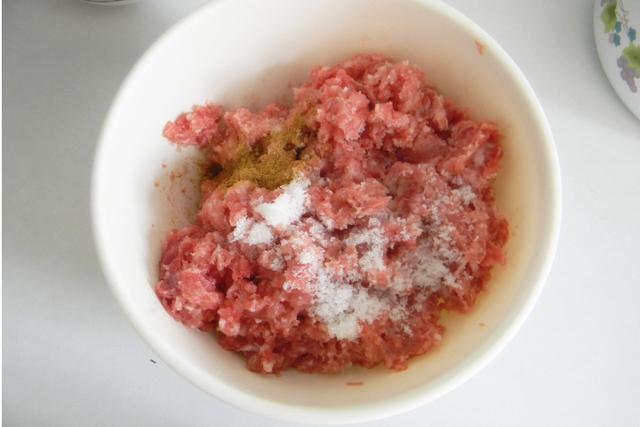 简单|1块猪肉1个鸡蛋,自制午餐肉,比火腿肠都好吃,做法还简单