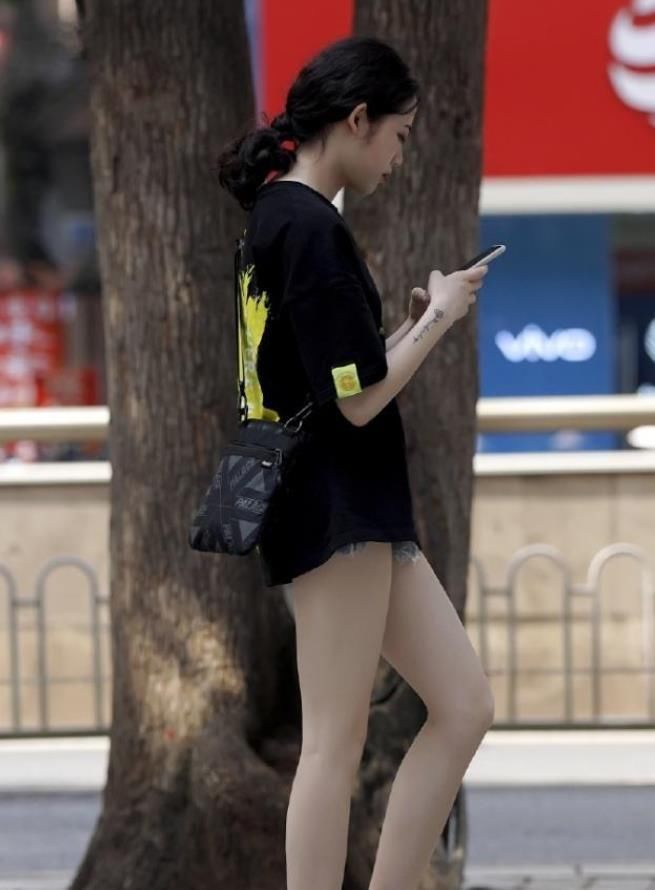 街拍:小姐姐一身黑色连衣裙,复古的款式新颖独特,透出朦胧之美