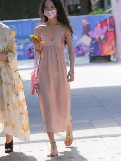 马甲裙 超粉嫩的真丝吊带裙,质感轻盈,减龄年轻,甜美范十足