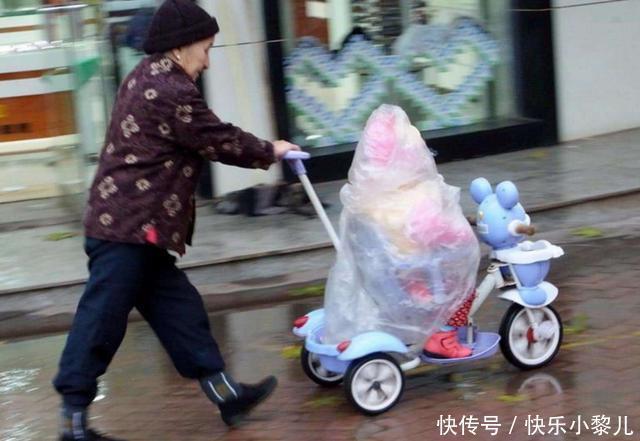 姥姥怕外孙女太热,设计出“镂空”纸尿裤,网友直呼快大量生产