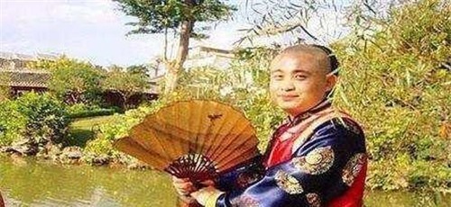 马褂|他自称慈禧后人,坚持留辫子穿马褂,因没有对象上相亲节目选皇妃