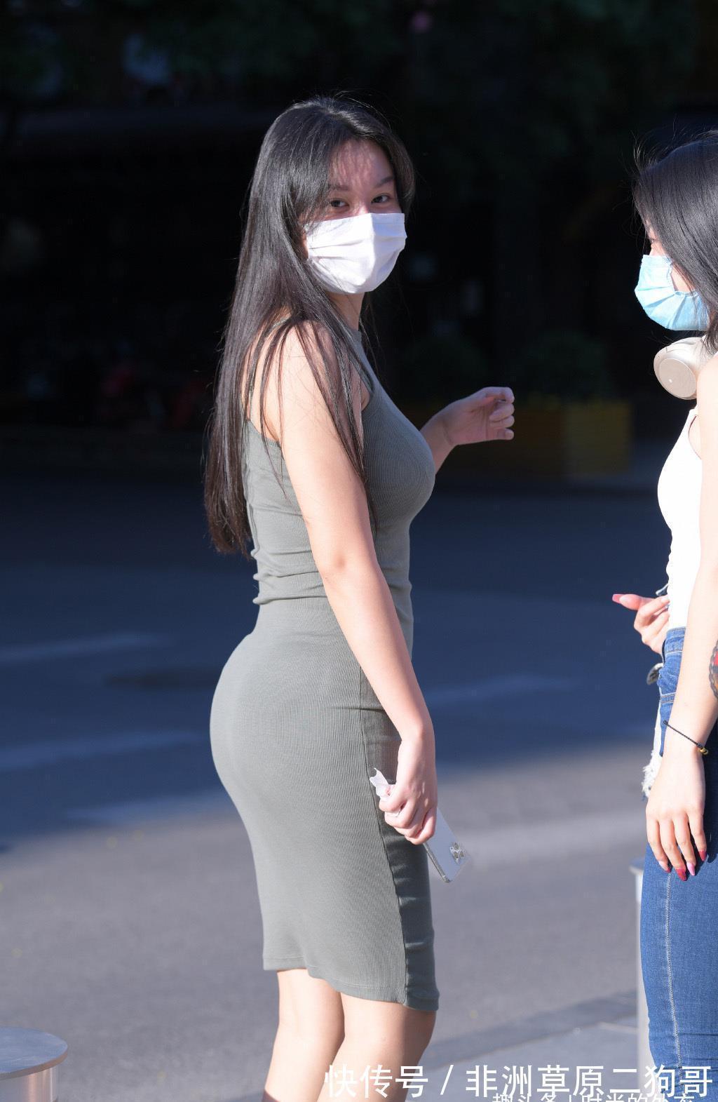 夏日|夏日穿搭追求简单舒适，轻柔修身的针织短裙，值得一试