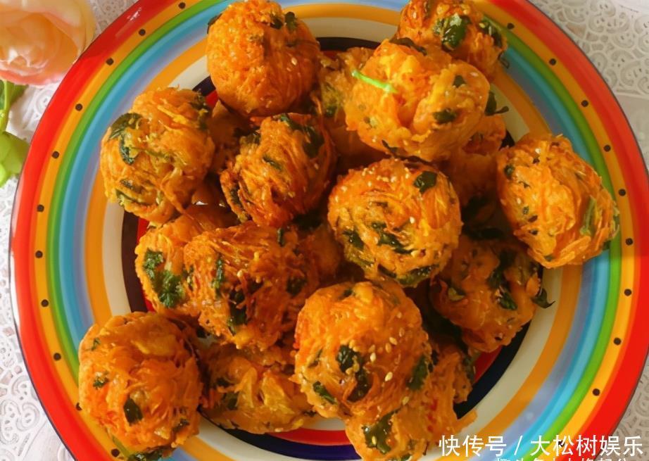 1根胡萝卜1把香菜,一揉一炸做丸子,香酥脆好吃,不放肉也香